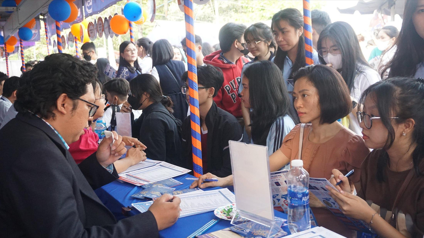 Thí sinh phụ huynh tham gia tư vấn tuyển sinh tại TPHCM, Ảnh minh họa: Nguyễn Dũng Thí sinh phụ huynh tham gia tư vấn tuyển sinh tại TPHCM, Ảnh minh họa: Nguyễn Dũng