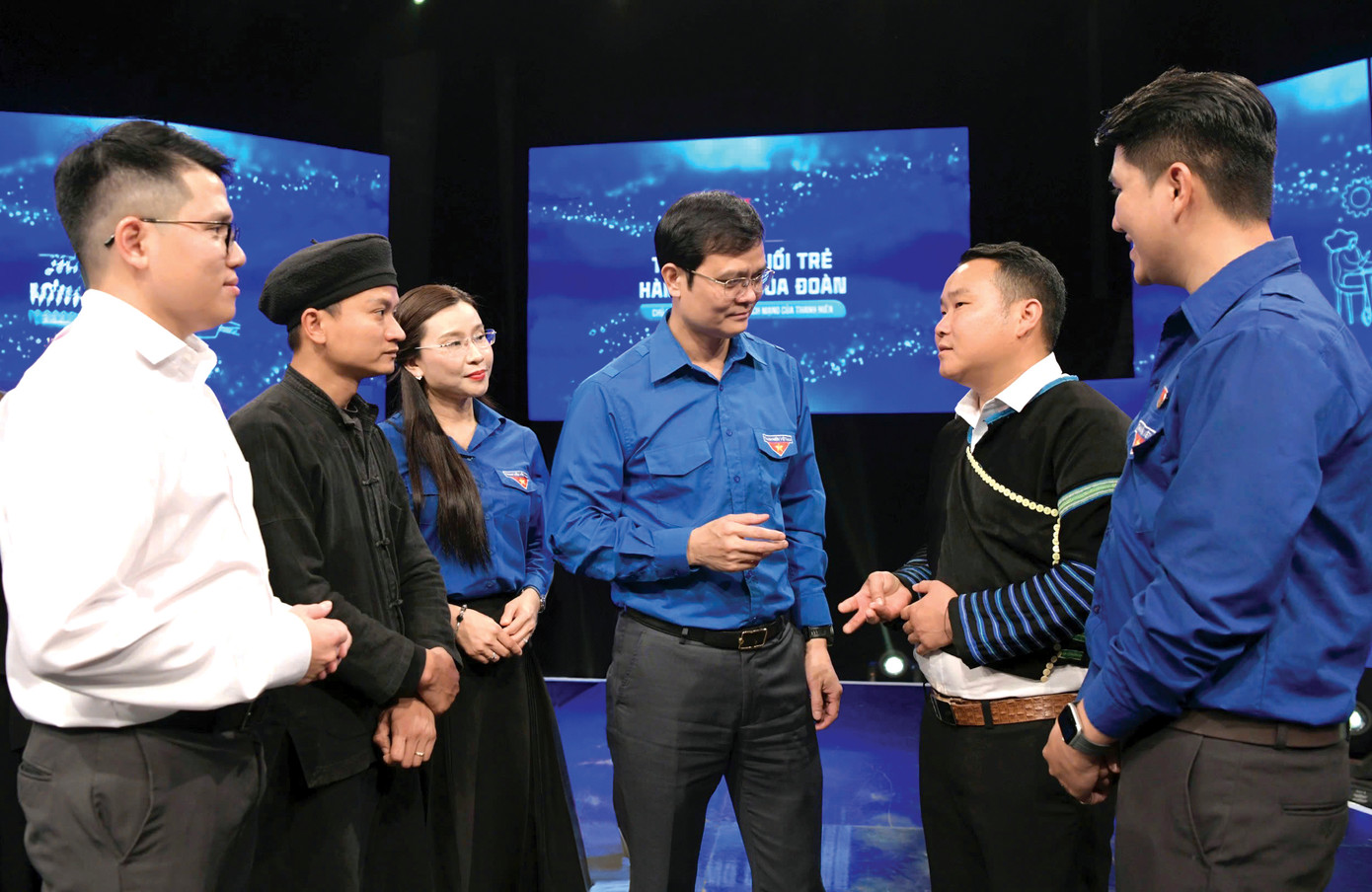 Anh Bùi Quang Huy - Bí thư thứ nhất T.Ư Đoàn và chị Nguyễn Phạm Duy Trang - Bí thư T.Ư Đoàn, Chủ tịch Hội đồng Đội T.Ư trao đổi với thanh niên tại Diễn đàn “Tiếng nói tuổi trẻ - Hành động của Đoàn”.