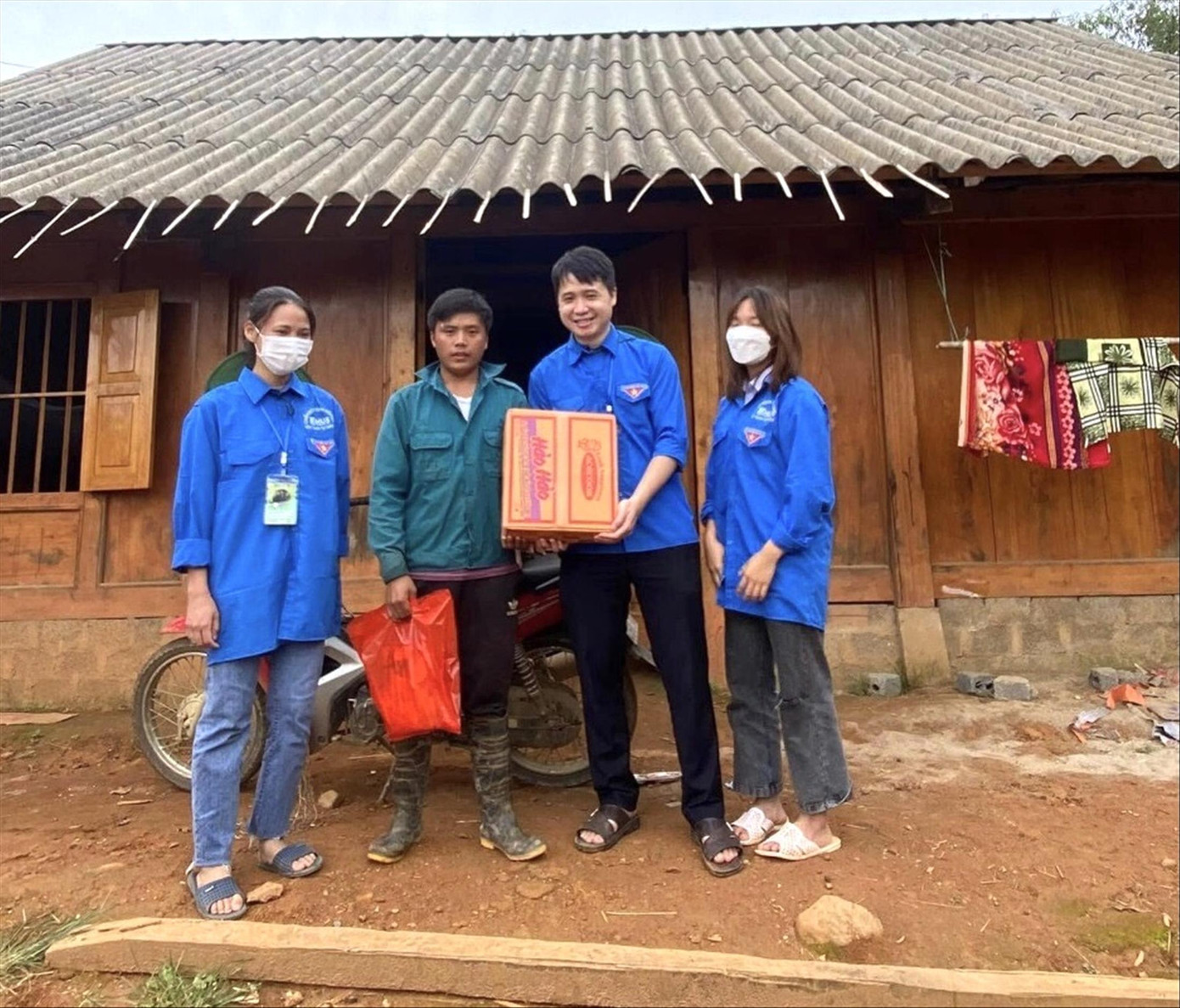 Trịnh Hải Sơn (thứ 2, từ phải sang) tham gia tình nguyện xã Tà Si Láng, huyện Trạm Tấu, tỉnh Yên Bái Trịnh Hải Sơn (thứ 2, từ phải sang) tham gia tình nguyện xã Tà Si Láng, huyện Trạm Tấu, tỉnh Yên Bái