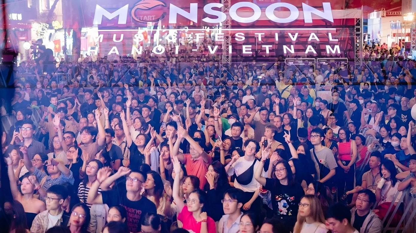 Lễ hội âm nhạc, liveshow, live concert ngày càng được đầu tư, thu hút đông đảo khán giả trẻ Lễ hội âm nhạc, liveshow, live concert ngày càng được đầu tư, thu hút đông đảo khán giả trẻ