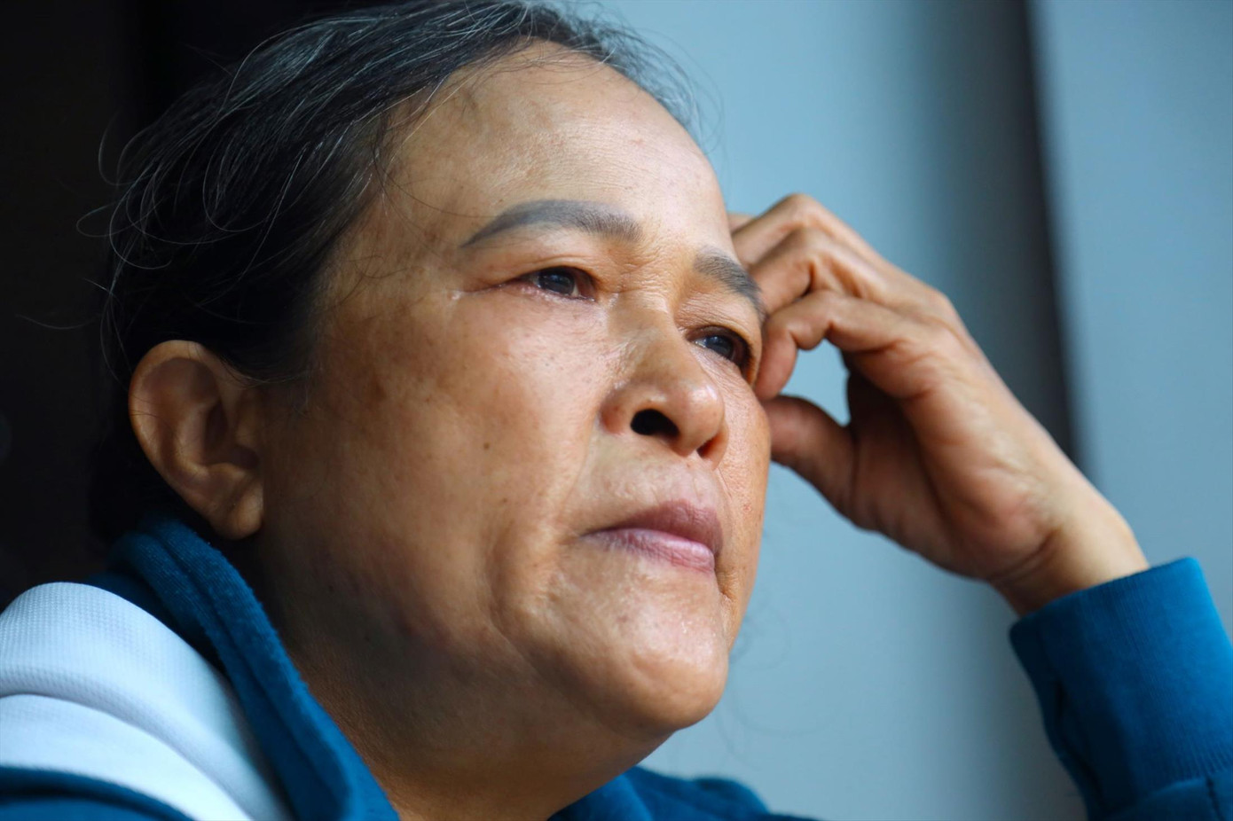 Đôi mắt bà Thanh ngấn lệ khi nhắc đến người con trai liệt sĩ.