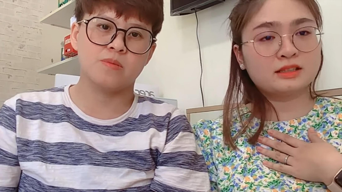 Thiện Nhân (bên phải) chọn cách livestream để công khai câu chuyện của mình Thiện Nhân (bên phải) chọn cách livestream để công khai câu chuyện của mình