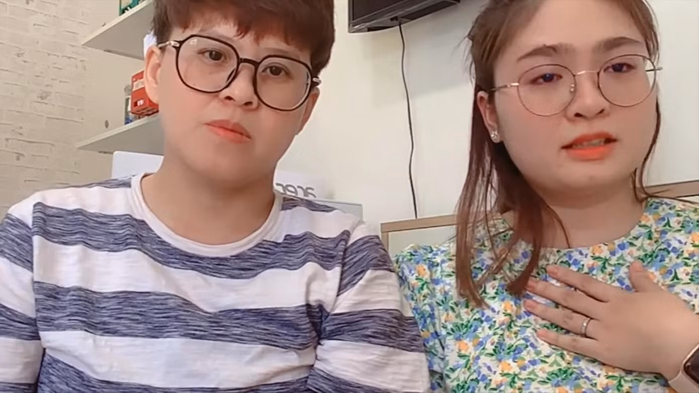 Thiện Nhân (bên phải) chọn cách livestream để công khai câu chuyện của mình