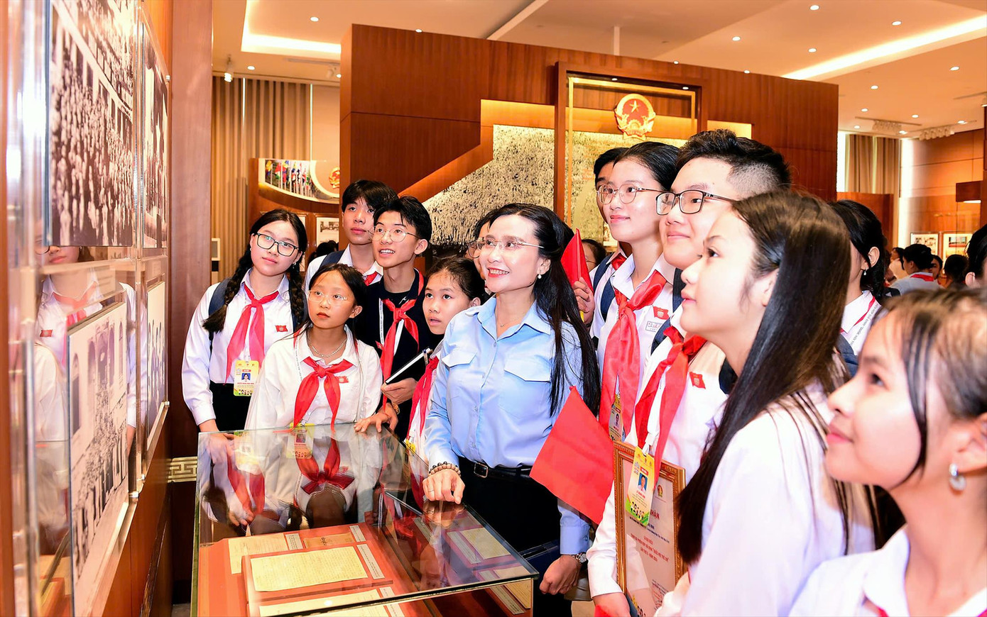 Chị Nguyễn Phạm Duy Trang - Bí thư T.Ư Đoàn, Chủ tịch Hội đồng Đội T.Ư cùng các đại biểu “Quốc hội trẻ em” tham quan Bảo tàng Quốc hội Chị Nguyễn Phạm Duy Trang - Bí thư T.Ư Đoàn, Chủ tịch Hội đồng Đội T.Ư cùng các đại biểu “Quốc hội trẻ em” tham quan Bảo tàng Quốc hội