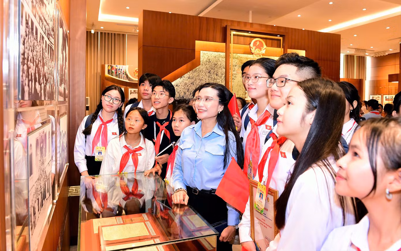 Chị Nguyễn Phạm Duy Trang - Bí thư T.Ư Đoàn, Chủ tịch Hội đồng Đội T.Ư cùng các đại biểu “Quốc hội trẻ em” tham quan Bảo tàng Quốc hội