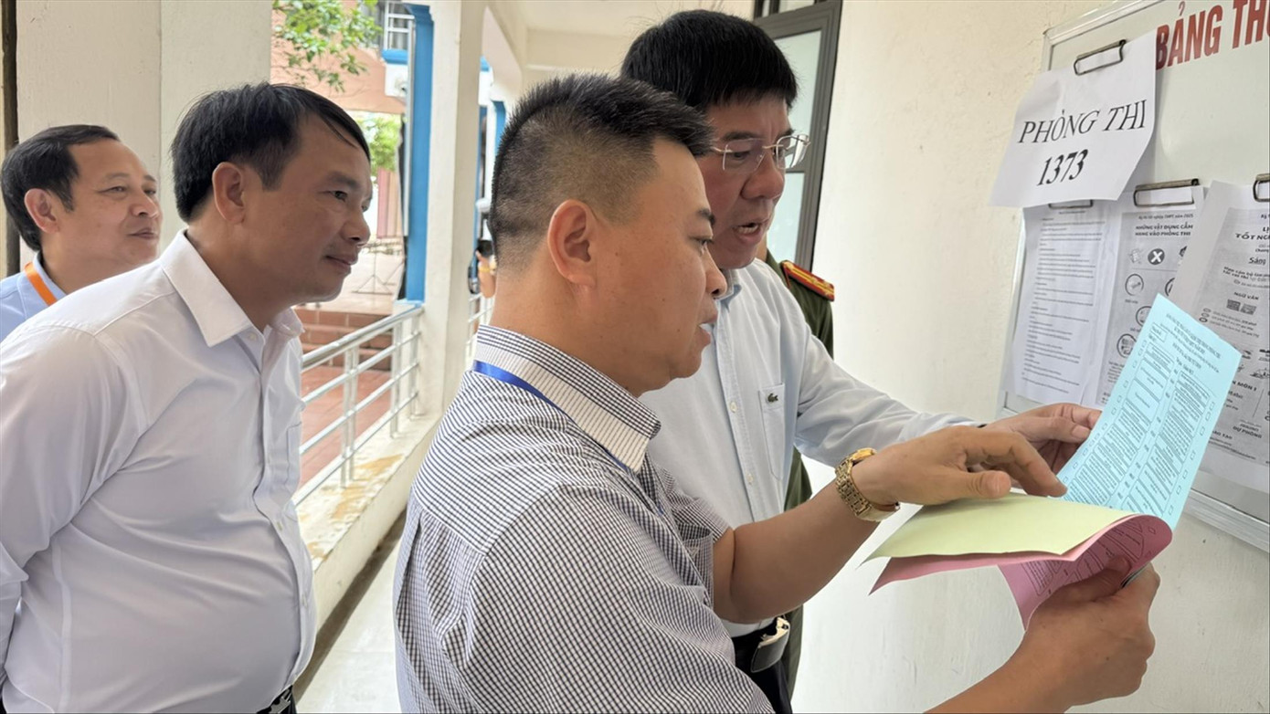 Đoàn kiểm tra số 3 của Bộ GD&amp;ĐT thị sát công tác chuẩn bị thi tốt nghiệp THPT năm 2025 tại Bắc Giang Ảnh: NGHIÊM HUÊ