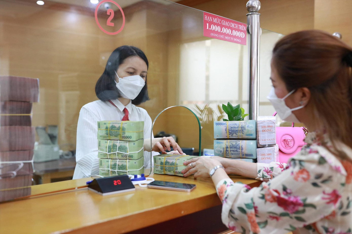 Lượng tiền gửi của người dân vào ngân hàng tăng cao, đạt 6,33 triệu tỷ đồng, mức cao nhất từ trước tới nay. Ảnh: Như Ý