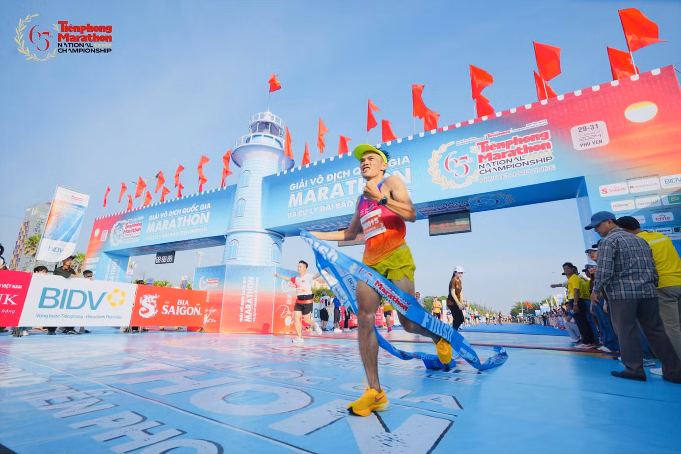 Vận động viên Nguyễn Văn Long vô địch Tiền Phong Marathon ở tuổi 39