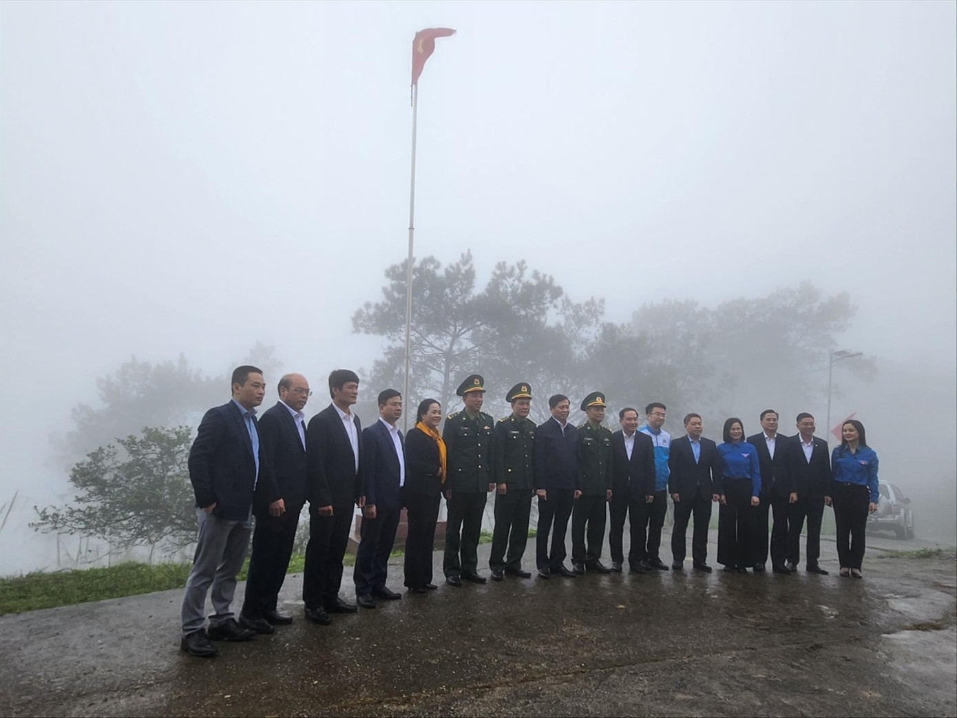 Điểm cao 820 mù sương Ảnh: Duy Chiến