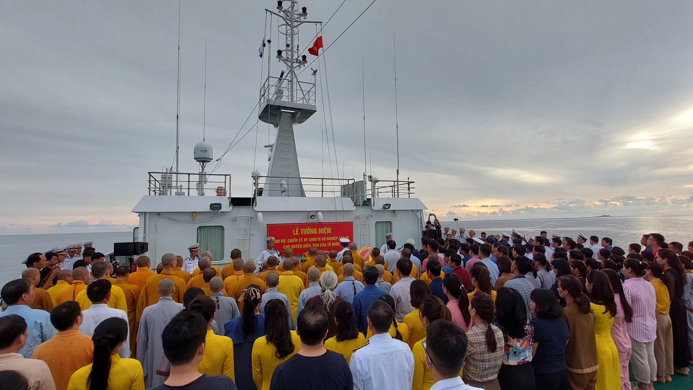 Lễ tưởng niệm 64 liệt sĩ Gạc Ma tại vùng biển mà anh em đang nằm lại (Ảnh: Trần Tuấn).