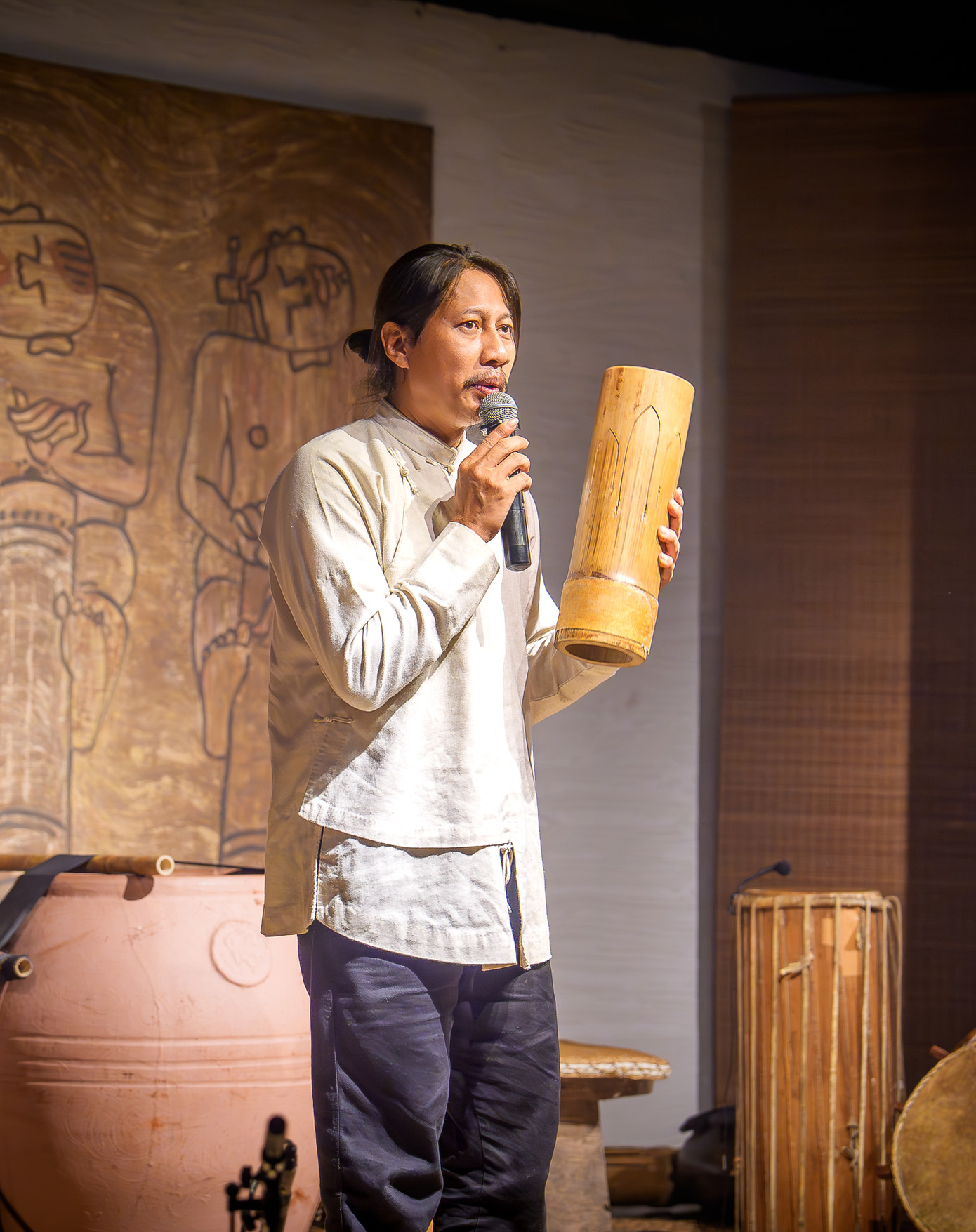 Nguyễn Đức Minh giới thiệu về các nhạc cụ được sử dụng trong chương trình Chuyện của đó. Ảnh: NSCC.