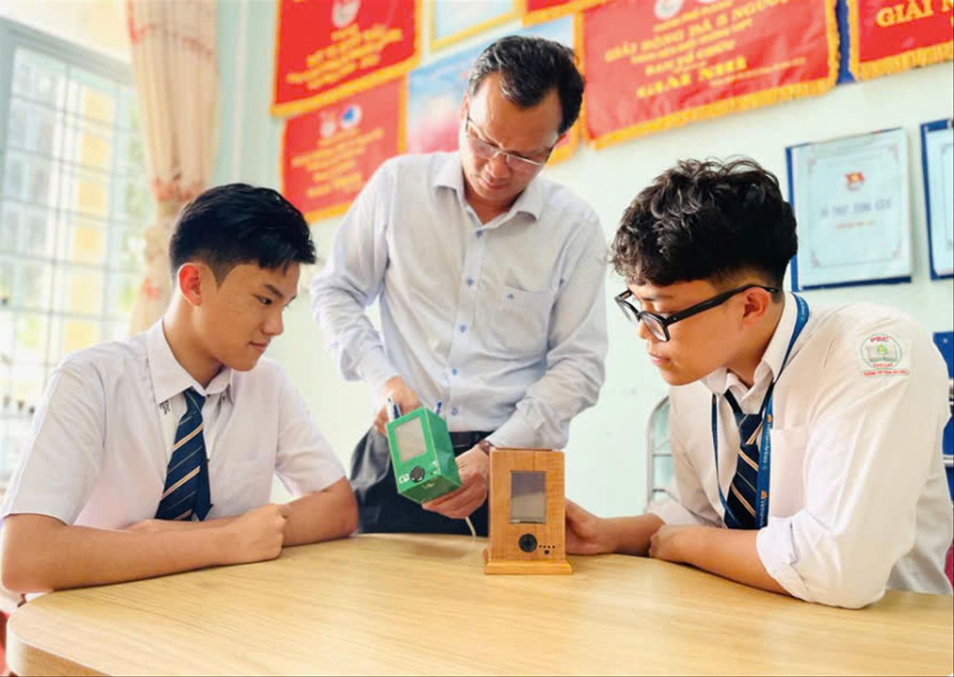 Các học sinh ở Gia Lai thích thú với các hoạt động ngoài sách vở