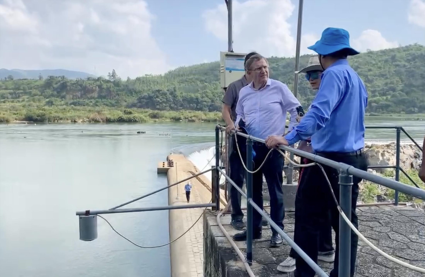 Vào ngày 23 và 24/2 vừa qua, ông Hervé Conan - Giám đốc Cơ quan phát triển Pháp tại Việt Nam, cùng đoàn công tác đã đi thực địa để hiểu rõ hơn những điểm yếu của hệ thống cần được cải tạo, nâng cấp. Ảnh: Công Hoan