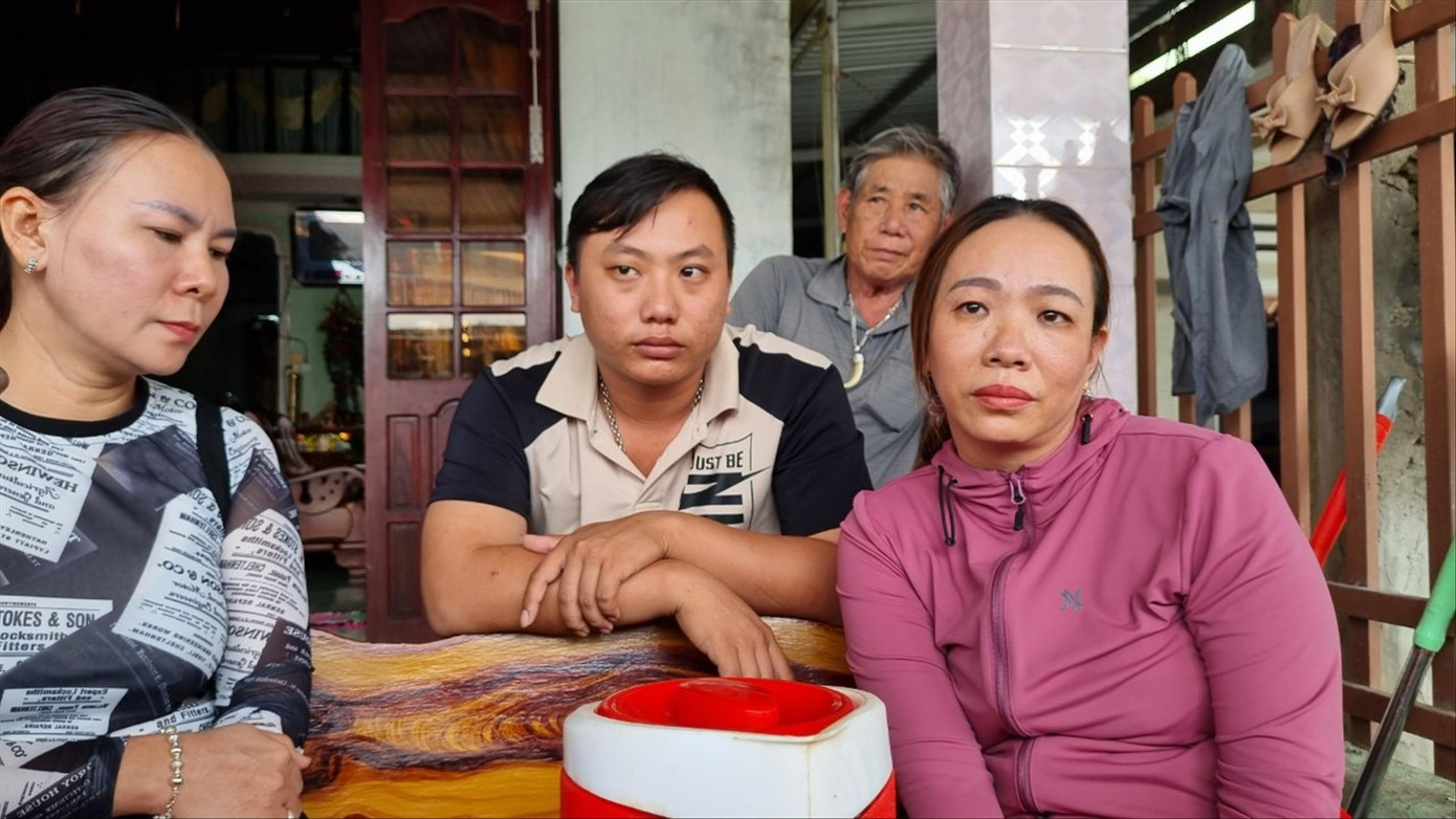 Người thân các ngư dân gặp nạn mong mỏi, cầu mong phép màu cho 12 ngư dân mất tích Ảnh: Hoài Văn Người thân các ngư dân gặp nạn mong mỏi, cầu mong phép màu cho 12 ngư dân mất tích Ảnh: Hoài Văn