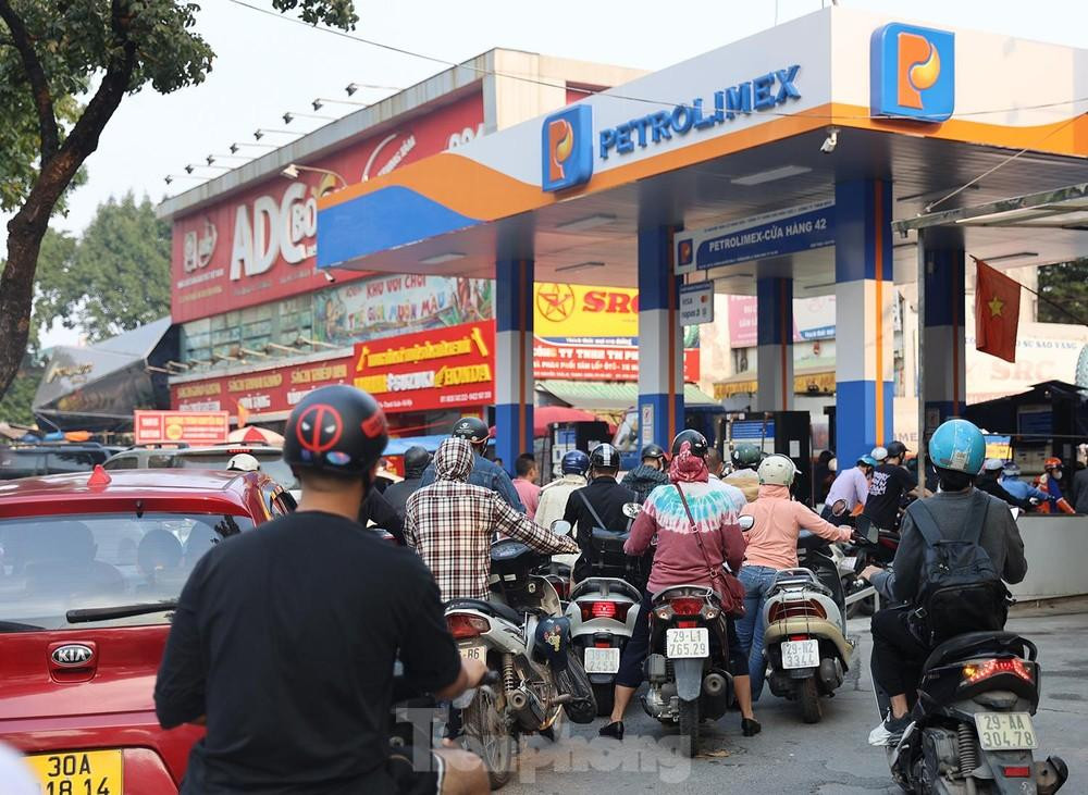 Xếp hàng dài để mua xăng tại một cây xăng trên đường Nguyễn Trãi, Hà Nội ngày 6/11 Ảnh: Minh Châu Xếp hàng dài để mua xăng tại một cây xăng trên đường Nguyễn Trãi, Hà Nội ngày 6/11 Ảnh: Minh Châu