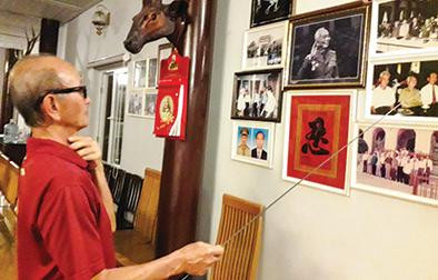 Trung tướng Võ Viết Thanh bên bức tranh chữ “Nhẫn” do Đại tướng Võ Nguyên Giáp tặng