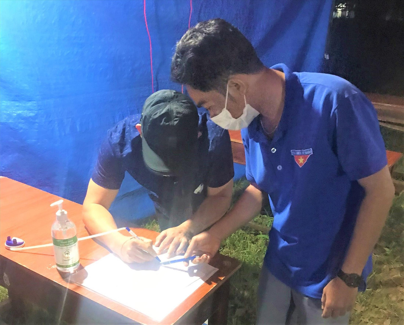 Anh Y Phong Ê ban - Bí thư Đoàn xã Hòa Phú hướng dẫn người dân khai báo y tế