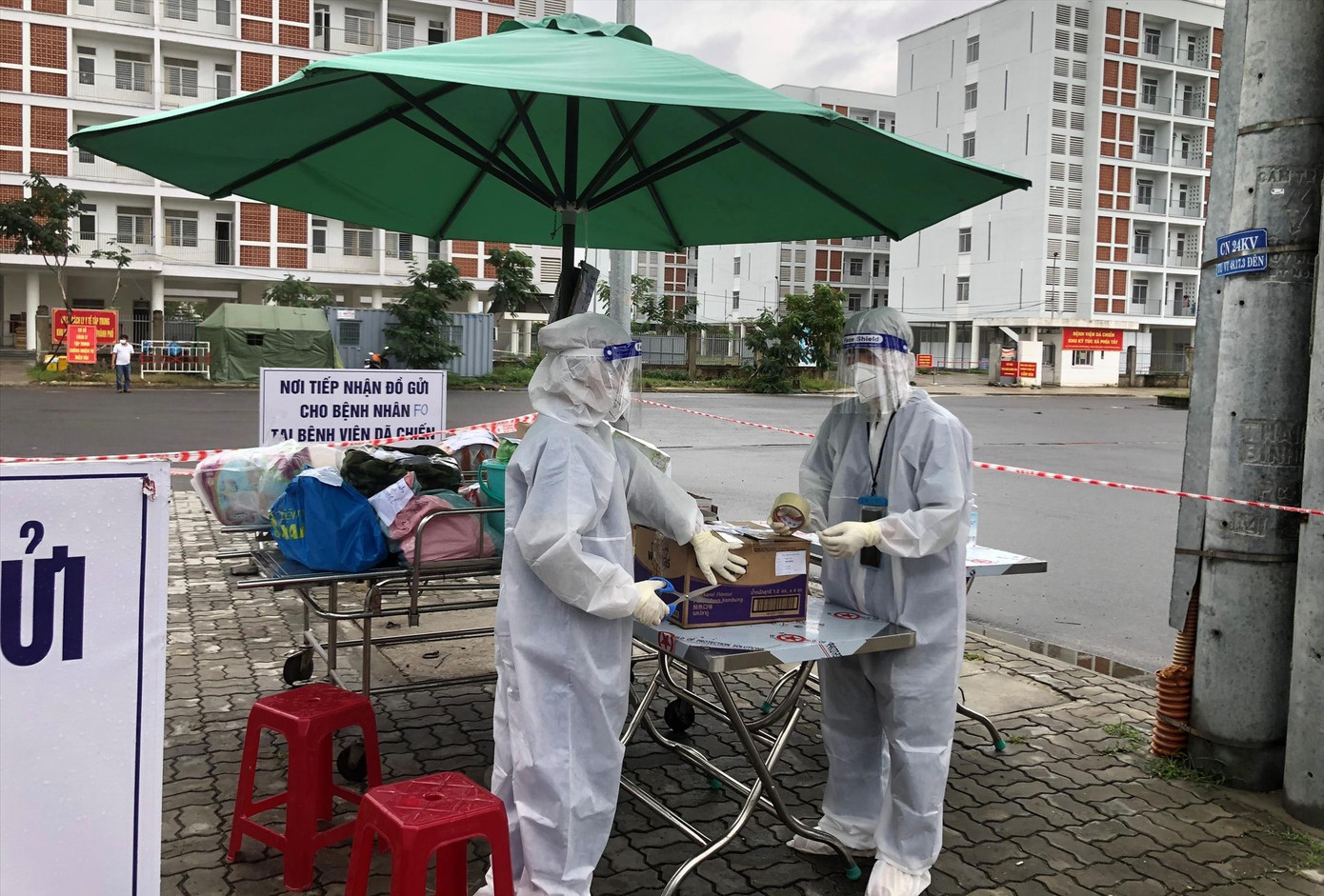 Sinh viên tình nguyện tiếp nhận đồ gửi vào Bệnh viện dã chiến