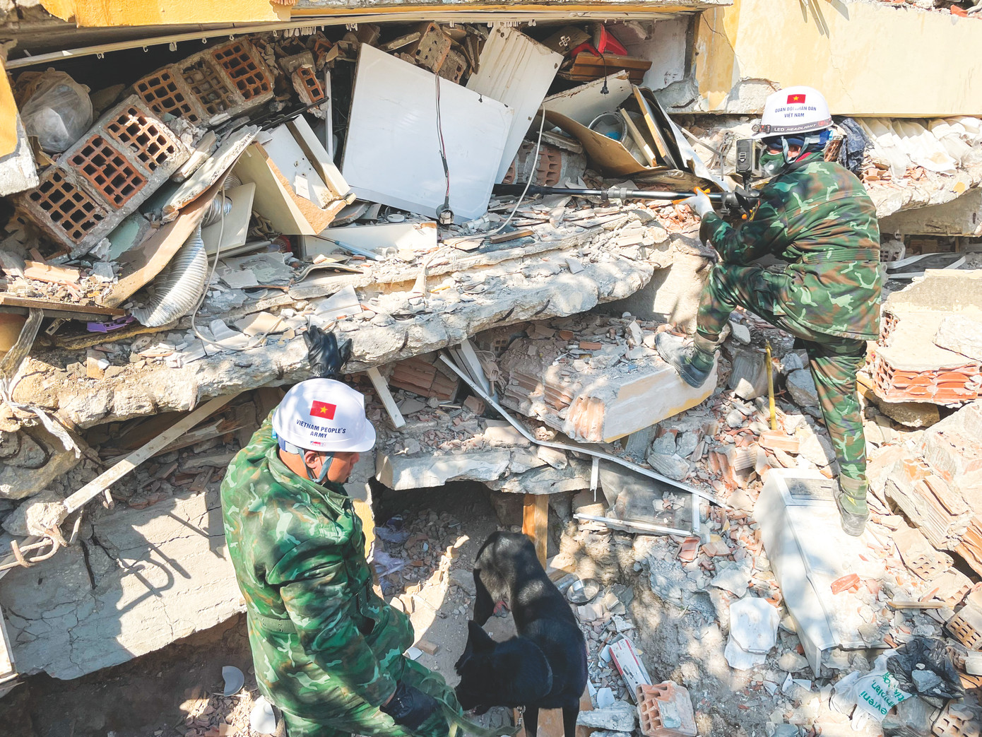 Lực lượng Công binh và Biên phòng phối hợp tìm kiếm các nạn nhân. ẢNH: PV