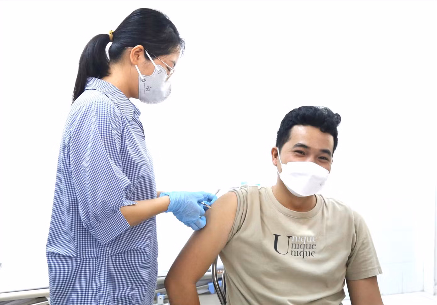 Người dân tại tỉnh Bình Dương đi tiêm phòng COVID-19. Ảnh: Hương Chi