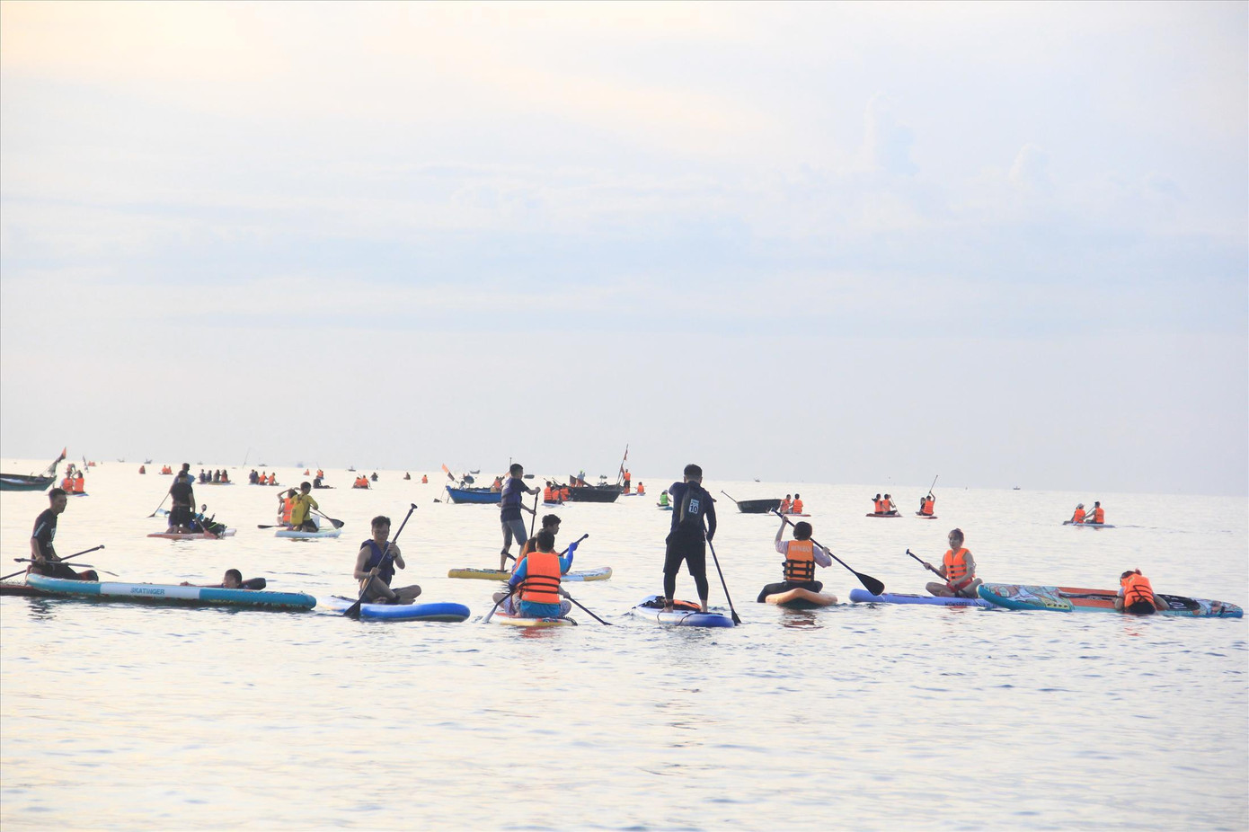 Hàng loạt chiếc SUP đổ bộ bãi biển Mân Thái từ sáng sớm. - Ảnh: Thanh Trần