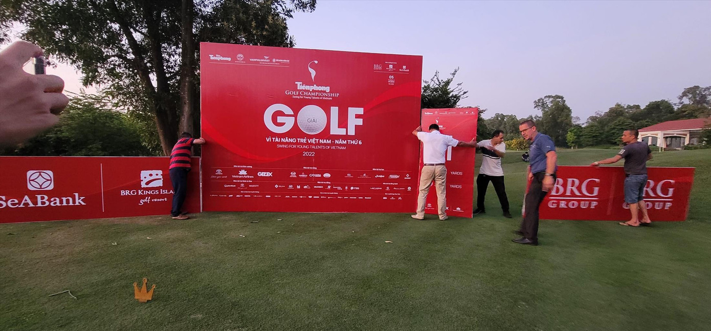 Ông Evans Mahoney đến tận nơi chỉ đạo thi công, chuẩn bị cho ngày khai mạc Tiền Phong Golf Championship 2022. Ảnh: Mạnh Thắng