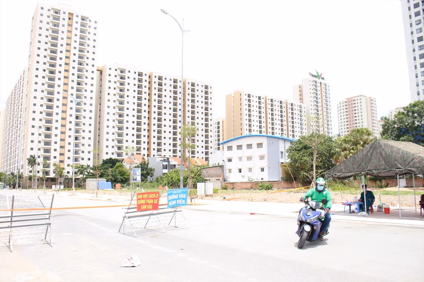 Khu căn hộ từng làm bệnh viện dã chiến tại Thủ Thiêm sẽ được bán đấu giá. Ảnh: Vân Sơn.
