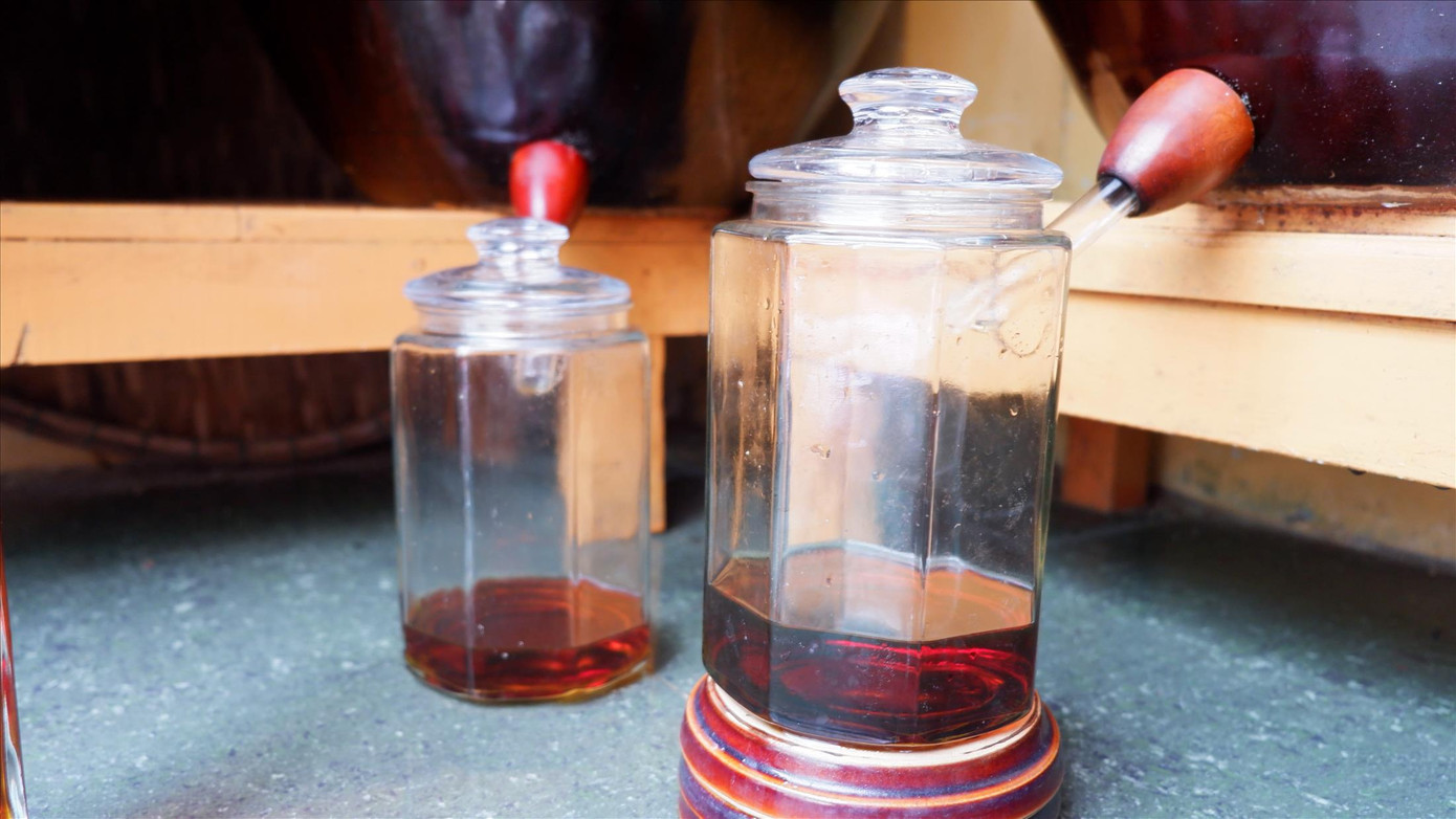 Cá cơm than ủ với muối tinh, phơi nắng hơn 1 năm, mất 24 đến 48 giờ mới nhỉ ra một lít nước mắm đỏ au, thơm phức