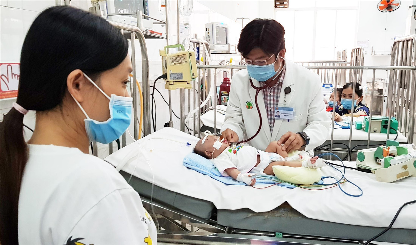 Ngành Y tế đang trông chờ chính sách mới để cải thiện thu nhập, giữ chân các y, bác sĩ Ngành Y tế đang trông chờ chính sách mới để cải thiện thu nhập, giữ chân các y, bác sĩ