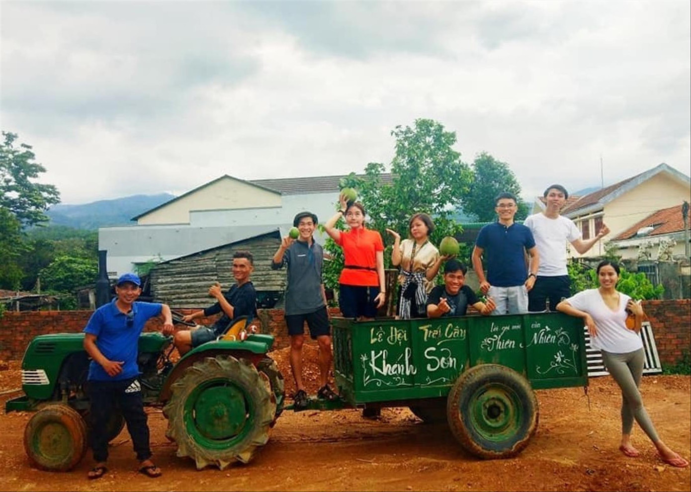 Du khách cùng các thành viên CLB “Hướng dẫn viên du lịch miễn phí” chụp hình lưu niệm tại thác Tà Gụ Du khách cùng các thành viên CLB “Hướng dẫn viên du lịch miễn phí” chụp hình lưu niệm tại thác Tà Gụ