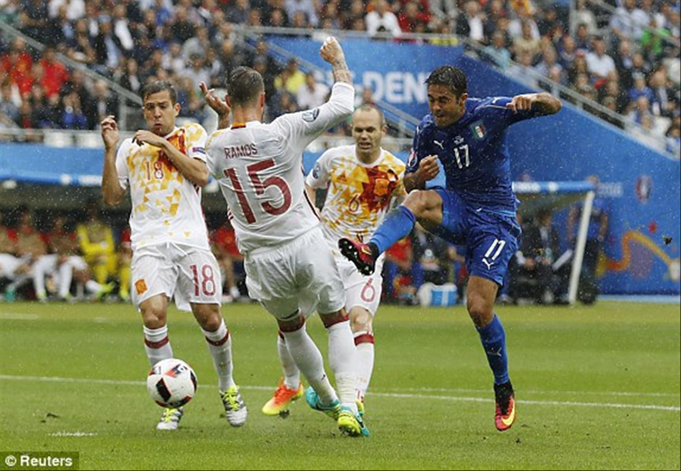 'Nhát kiếm' Jorginho hạ Bò tót Tây Ban Nha ảnh 6