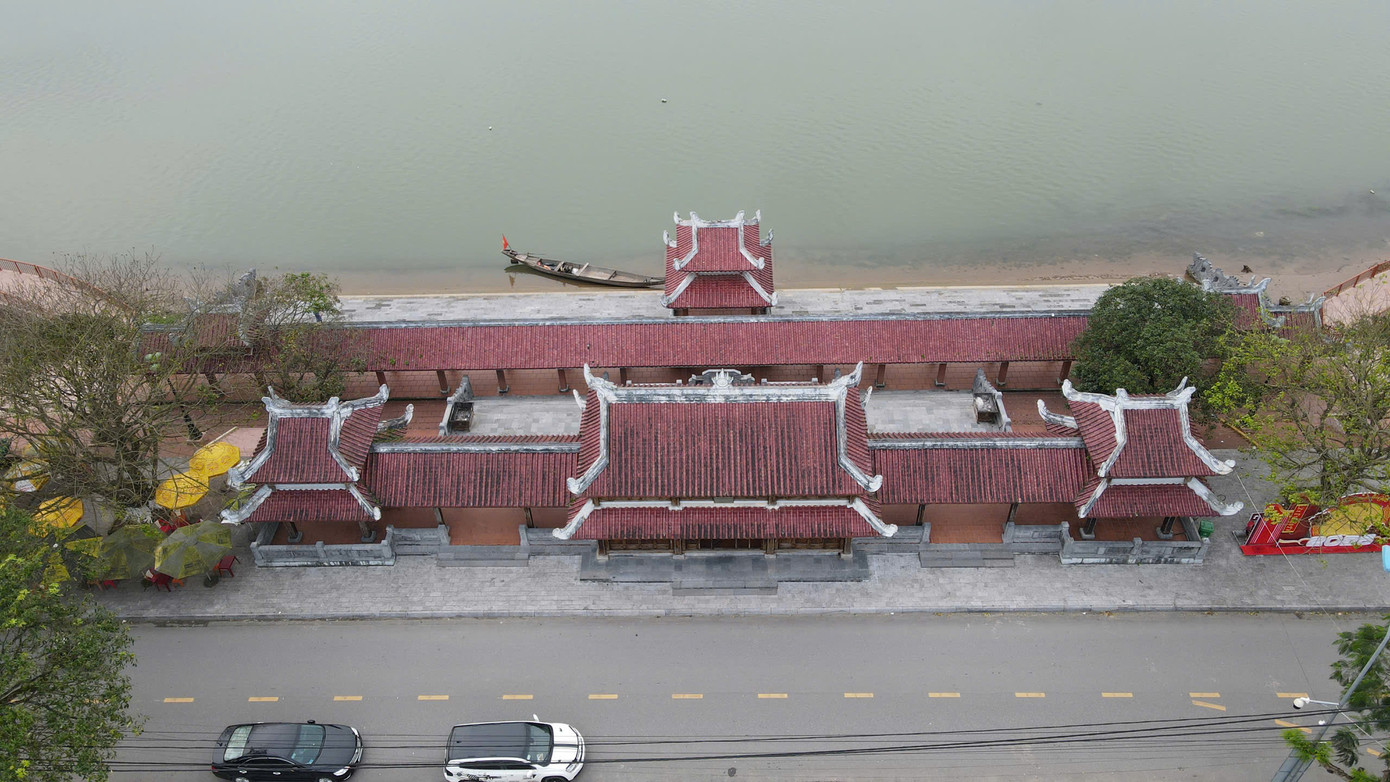 Bến thả hoa bên bờ Nam sông Thạch Hãn, nơi tưởng niệm các anh hùng liệt sĩ. Ảnh: Như Ý Bến thả hoa bên bờ Nam sông Thạch Hãn, nơi tưởng niệm các anh hùng liệt sĩ. Ảnh: Như Ý