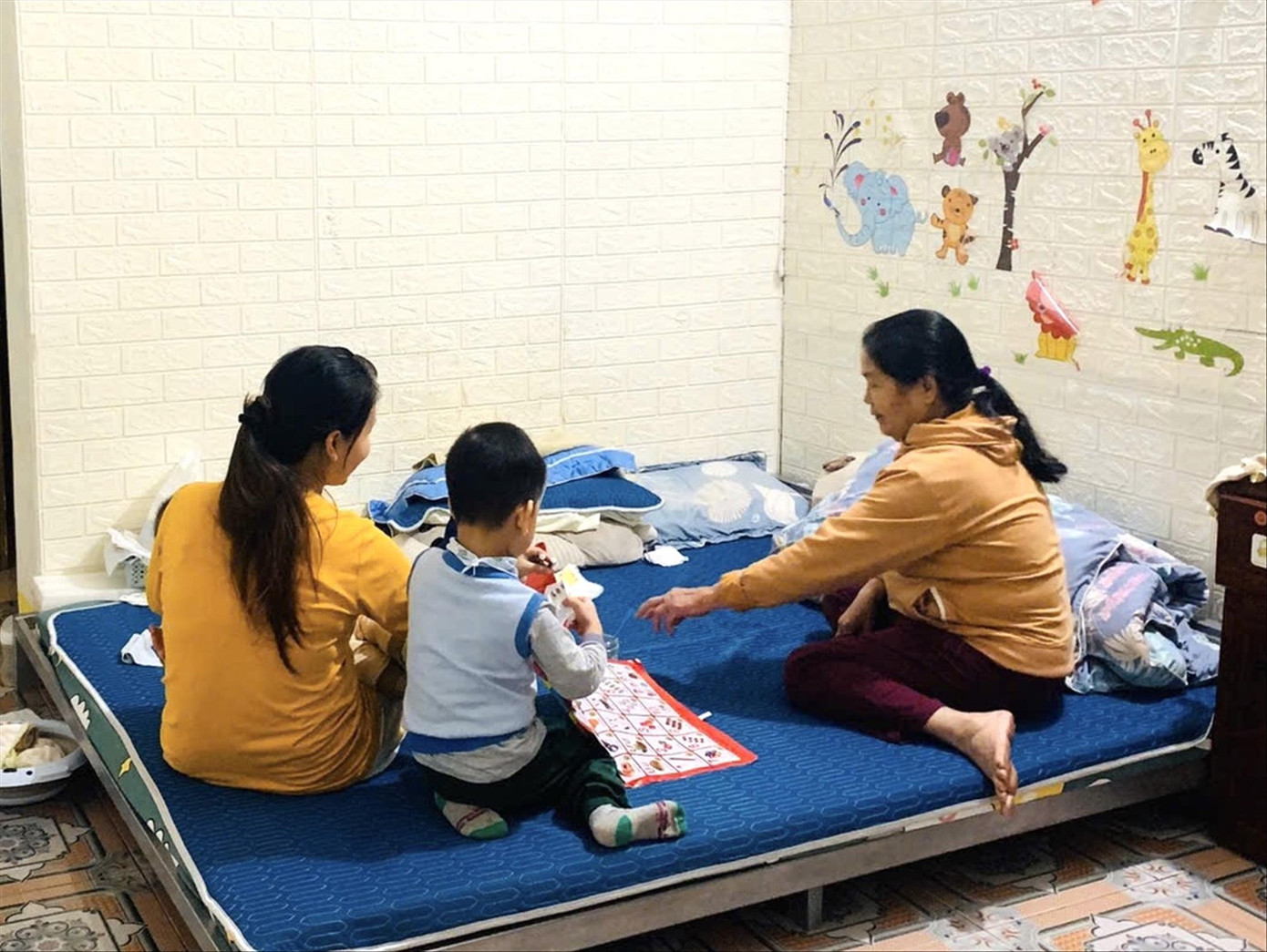 Gia đình anh Đặng Văn Dũng quây quần trong phòng trọ 25m2.