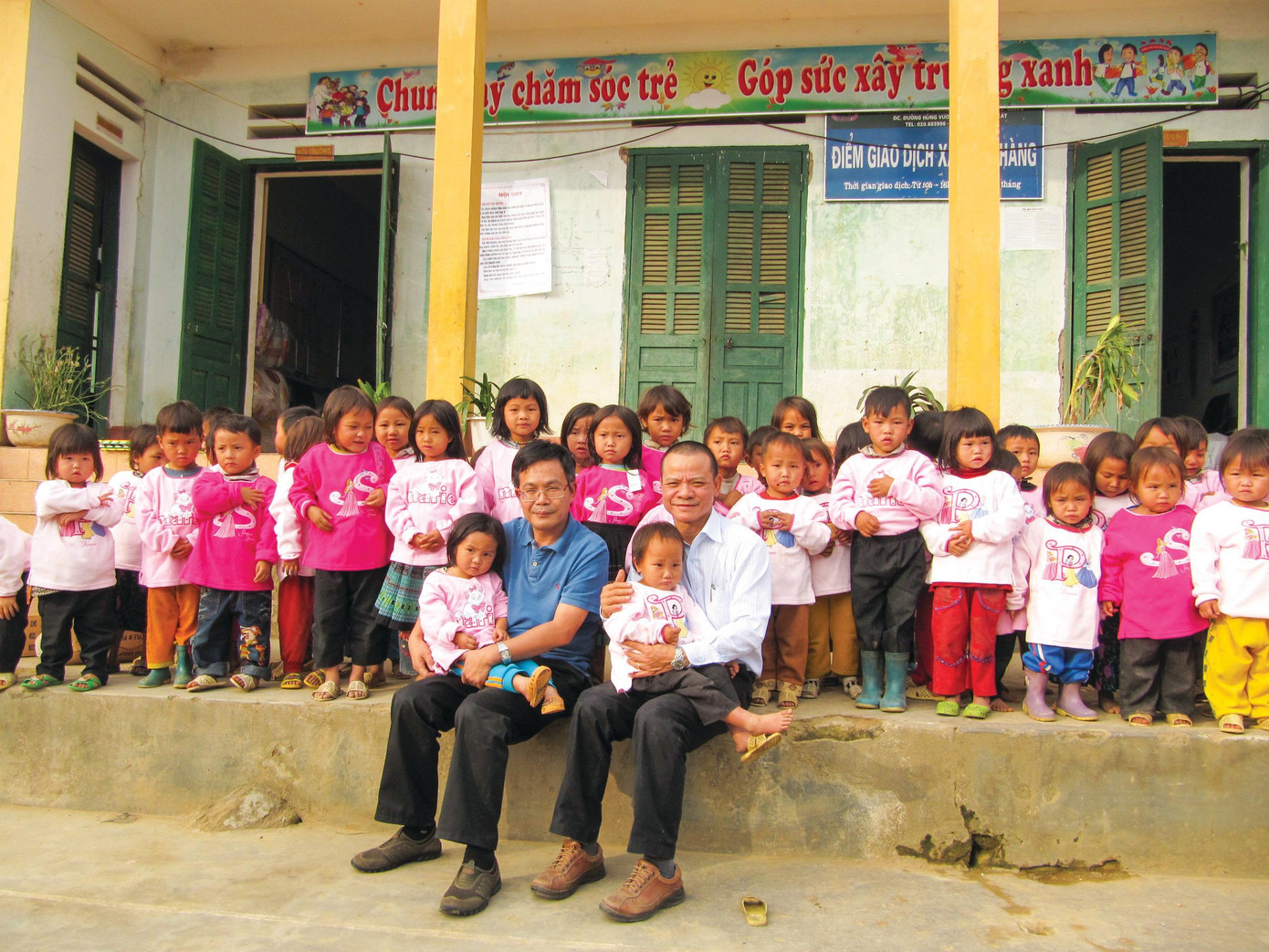 Ông Trần Đăng Tuấn (hàng trên bên trái) và tác giả bài viết cùng các cháu một trường mẫu giáo miền núi Ông Trần Đăng Tuấn (hàng trên bên trái) và tác giả bài viết cùng các cháu một trường mẫu giáo miền núi