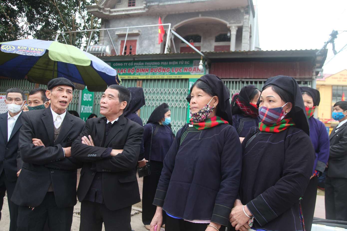 Ông Vi Văn Thịnh (hàng đầu bên trái), Phó chủ nhiệm Câu lạc bộ hát Soong hao xã Tân Sơn đang hát Soong hao tại chợ tình