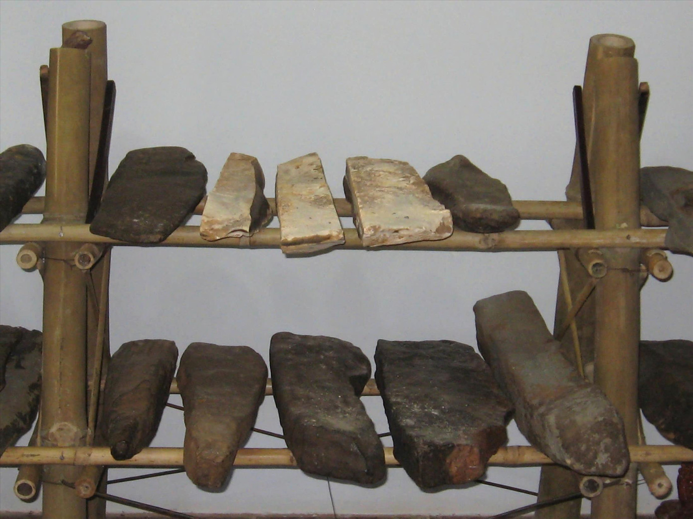 Những thanh đá kêu được anh Điểu Phương tìm thấy ở suối Đăk Kar. Những thanh đá kêu được anh Điểu Phương tìm thấy ở suối Đăk Kar.