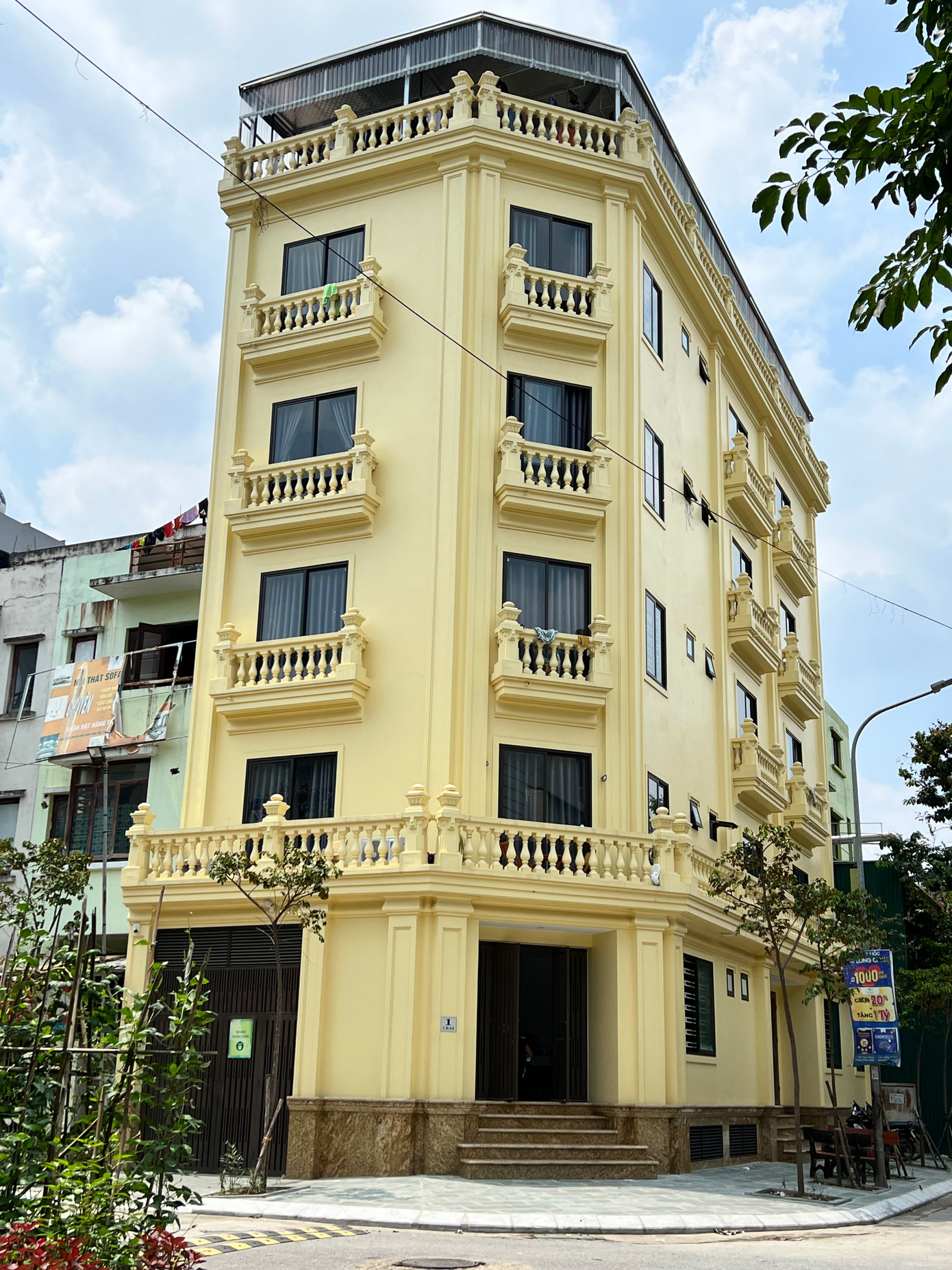 Nhà số 1 LK2 phá bỏ kiến trúc được duyệt của dự án, nâng thêm 3 tầng cao. Ảnh: Minh Tuấn Nhà số 1 LK2 phá bỏ kiến trúc được duyệt của dự án, nâng thêm 3 tầng cao. Ảnh: Minh Tuấn