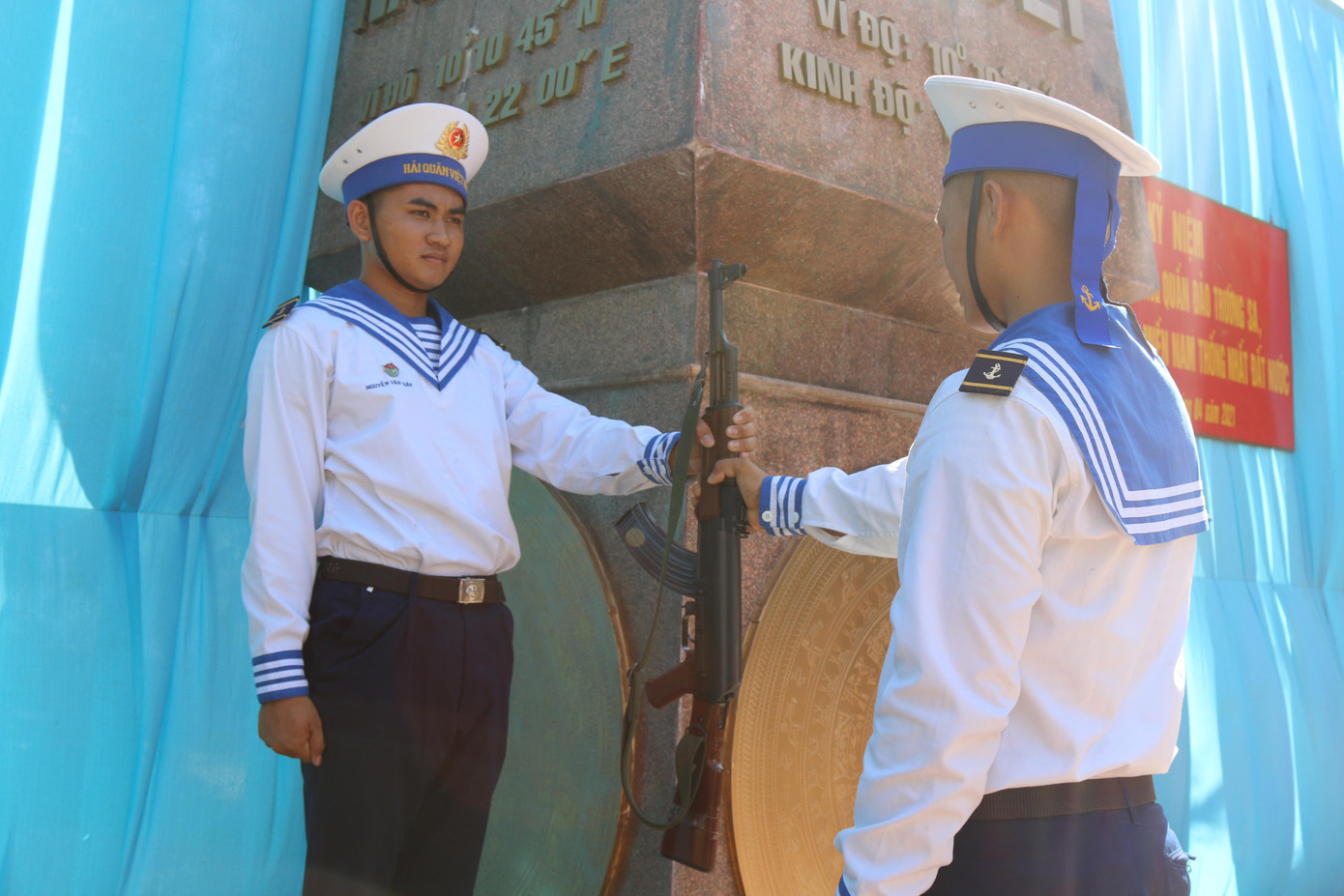 Hai chiến sỹ thực hiện nghi thức trao súng thay phiên canh giữ tại cột mốc chủ quyền Hai chiến sỹ thực hiện nghi thức trao súng thay phiên canh giữ tại cột mốc chủ quyền