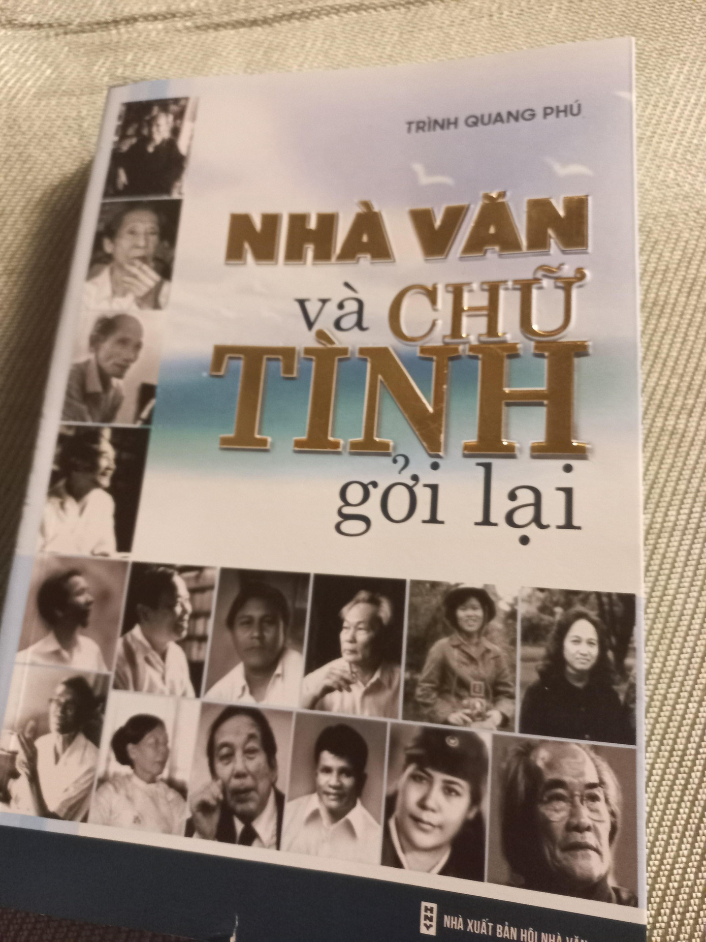 Cuốn sách “Nhà văn và chữ tình gởi lại”