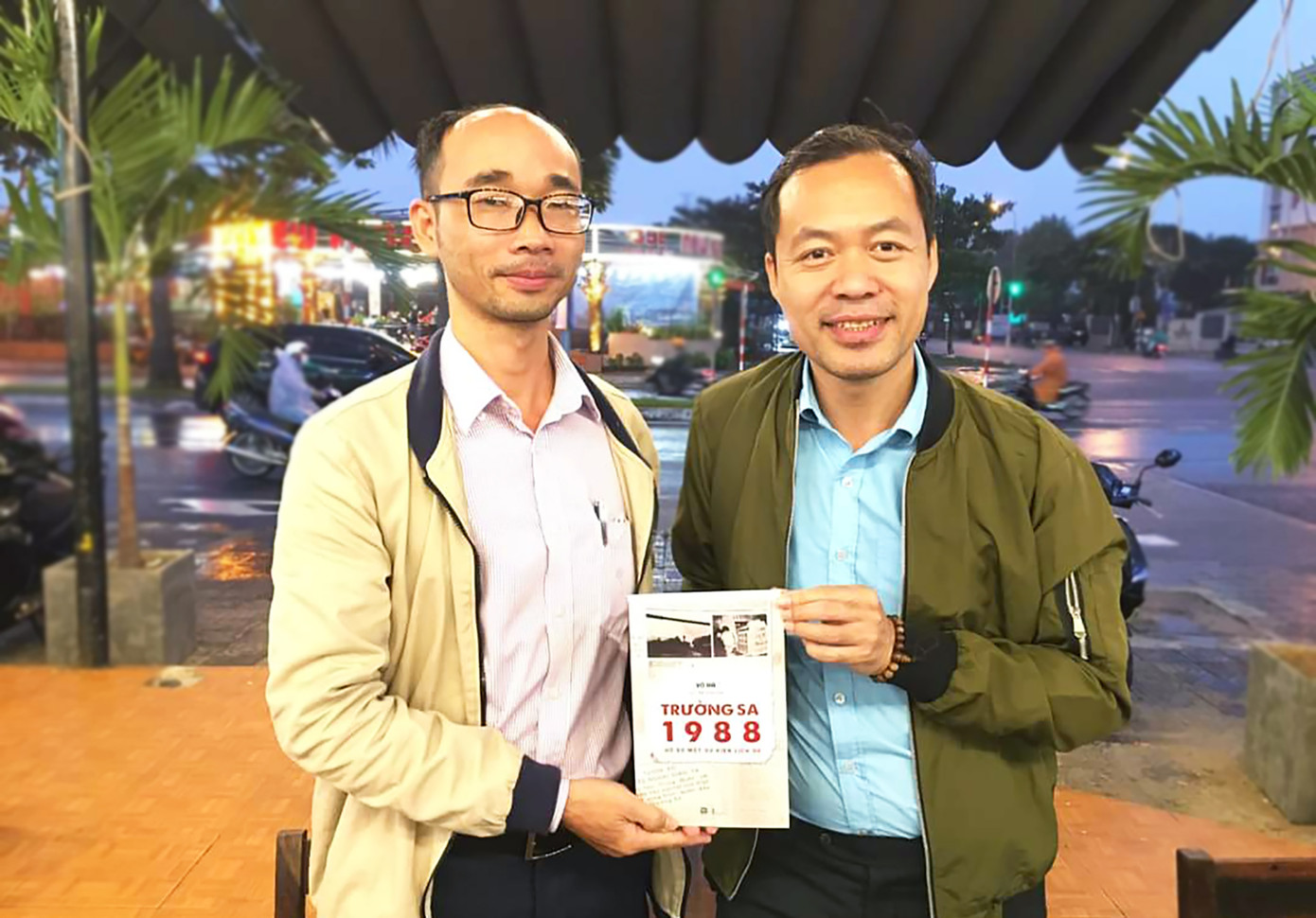 Tác giả Võ Hà tặng sách.