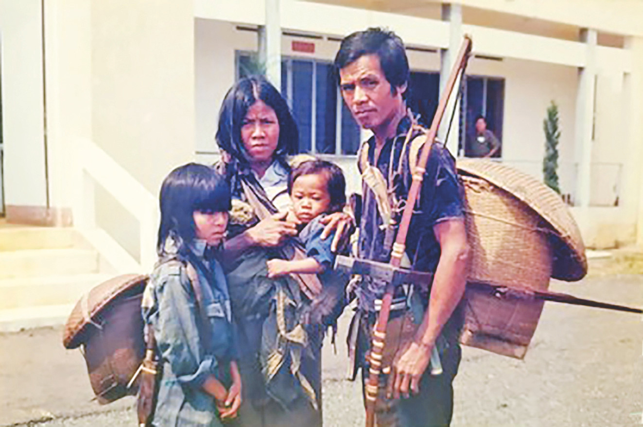 Vợ chồng K’Sờn và 2 con Vợ chồng K’Sờn và 2 con