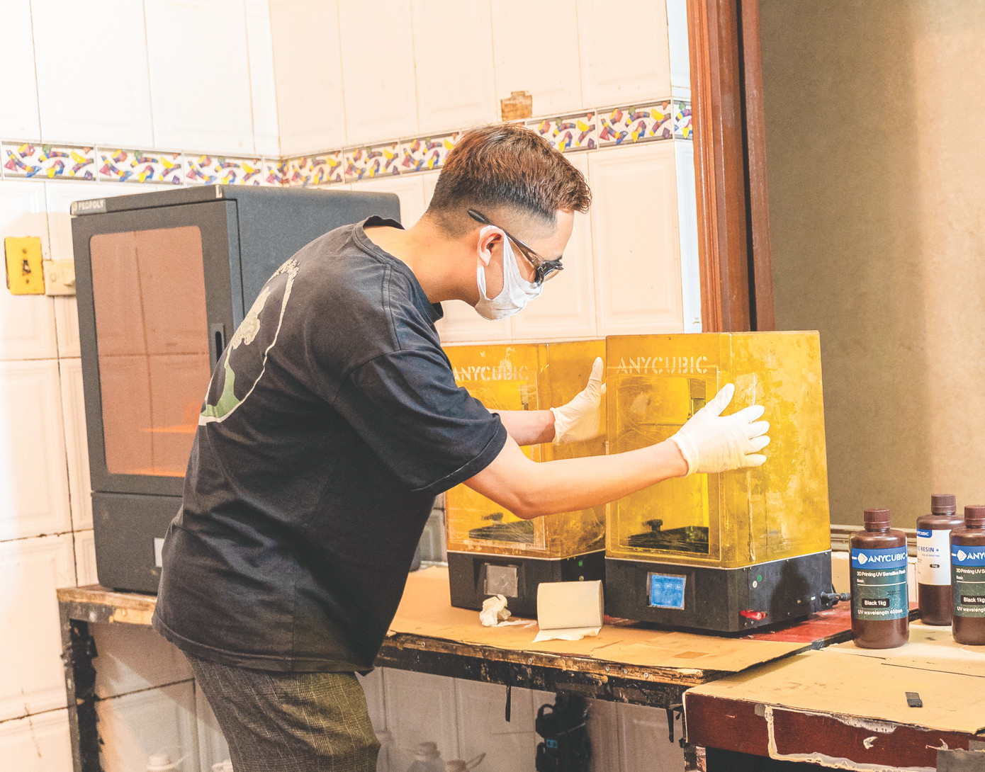 Hoàng Anh Tuấn đang điều chỉnh máy in 3D Hoàng Anh Tuấn đang điều chỉnh máy in 3D