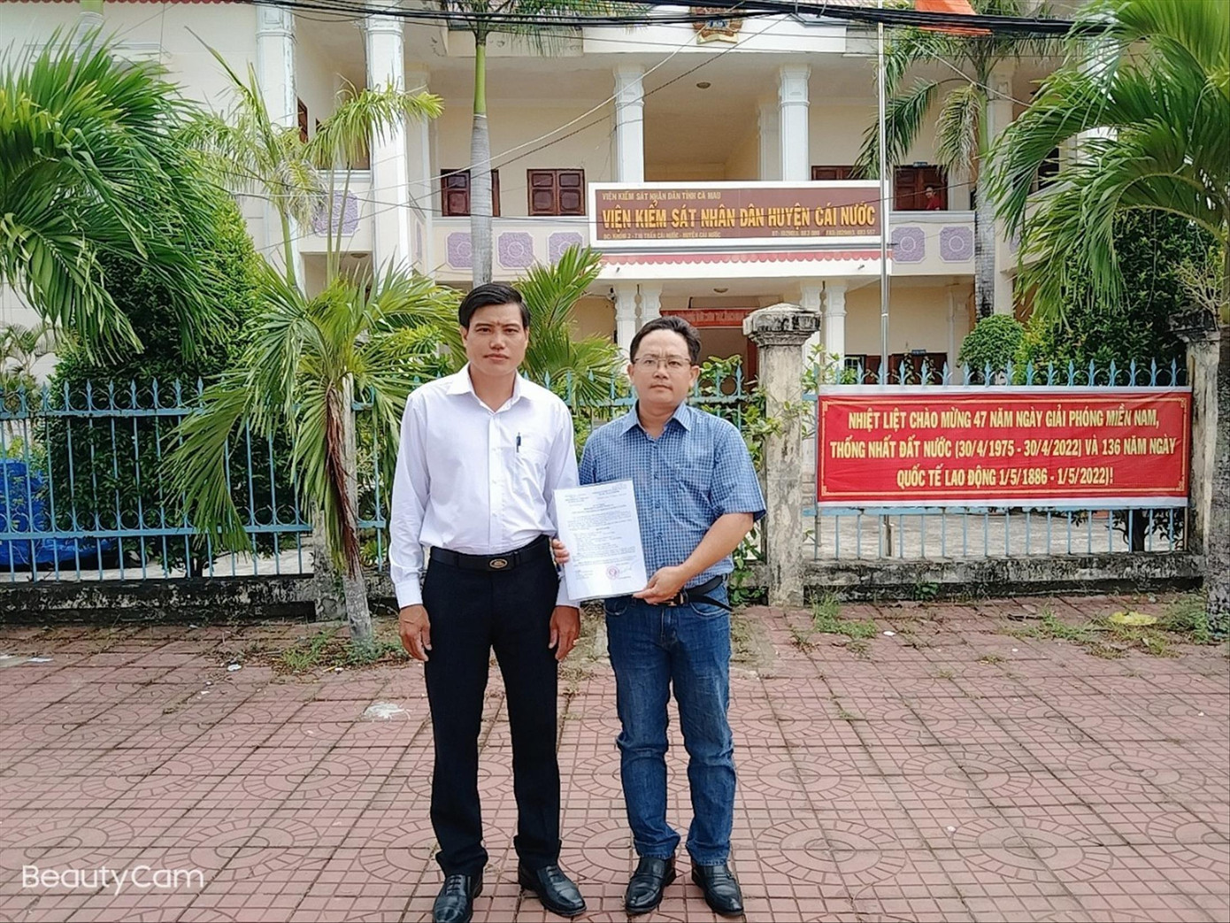 Anh Sang cùng luật sư trong ngày nhận quyết định đình chỉ vụ án, đình chỉ bị can