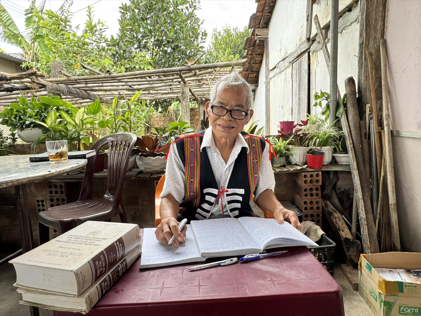 Hằng ngày già A Jar nghe băng ghi âm và ghi chép lại sử thi.