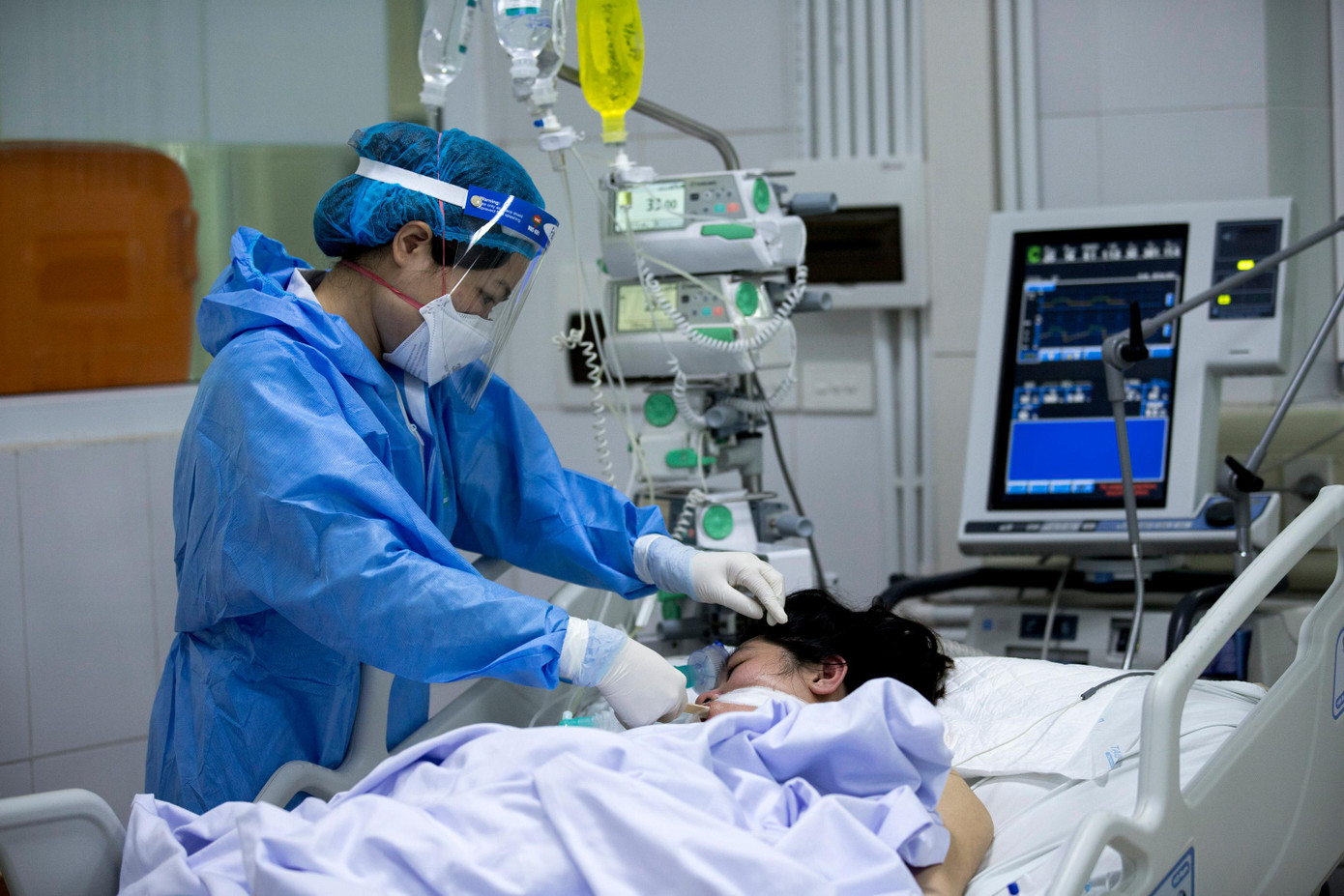 Bệnh nhân nặng thở máy tại BV Bệnh Nhiệt đới Trung ương. Ảnh: Thái Hà Bệnh nhân nặng thở máy tại BV Bệnh Nhiệt đới Trung ương. Ảnh: Thái Hà