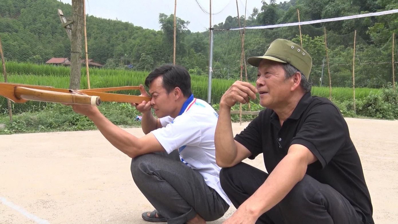 Các thành viên “Nhóm đạo an lành đảm bảo an ninh trật tự” thường xuyên trao đổi, rèn luyện kỹ năng bảo vệ bản làng Ảnh: Duy Chiến