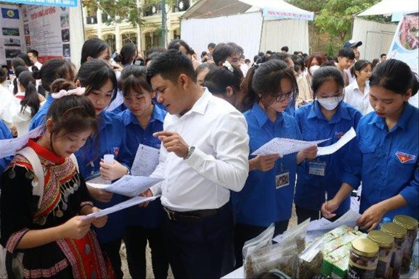 Bạn trẻ tham gia Ngày hội tư vấn và giới thiệu việc làm năm 2022