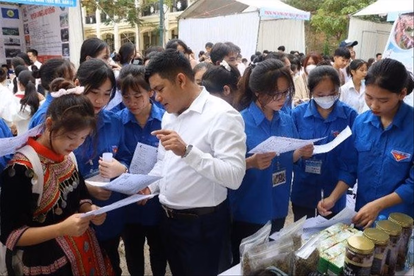 Bạn trẻ tham gia Ngày hội tư vấn và giới thiệu việc làm năm 2022 Bạn trẻ tham gia Ngày hội tư vấn và giới thiệu việc làm năm 2022