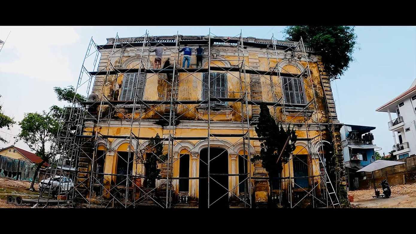 Ê-kíp Linh miêu chi tiền tỷ để trùng tu một biệt thự ở Huế làm bối cảnh phim.