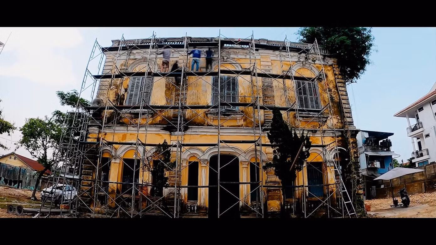 Ê-kíp Linh miêu chi tiền tỷ để trùng tu một biệt thự ở Huế làm bối cảnh phim. Ê-kíp Linh miêu chi tiền tỷ để trùng tu một biệt thự ở Huế làm bối cảnh phim.